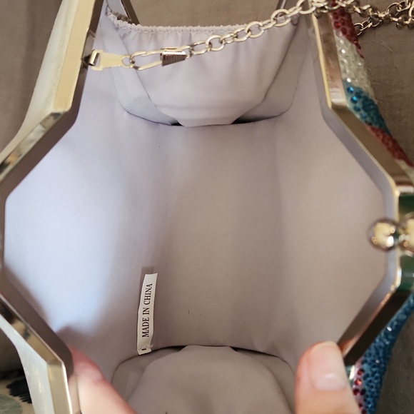 Sparkled star shape red, silver, and blue crossbody bag with chain strap - Picture 6 of 13